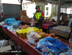 Babinsa Tinjau penjual Bahan pokok dan sayuran di pekan Tradisional