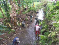 Bersihkan Sungai dari Sampah, Personel Babinsa Koramil 1405-06/Barru Terjun Langsung ke Sungai