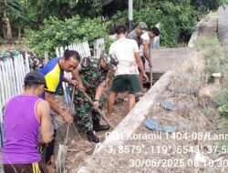 Peduli Kebersihan Lingkungan, Anggota Koramil-08 Kodim 1404/Pinrang Bersihkan Saluran Air Bersama Warga