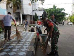 Bersihkan Bahu Jalan, Babinsa Koramil 1405-01/Ujung Bersama Masyarakat Pupuk Semangat Gotong Royong