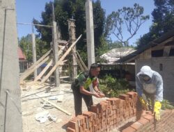 Babinsa Koramil Geumpang Turun Tangan, Ringankan Beban Warga Rehap Rumah Keune
