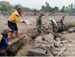 Penuhi Kebutuhan Air petani, Koramil-03 Kodim 1404/Pinrang Bersihkan Saluran irigasi Bersama Warga