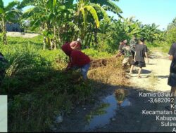 Koramil-06 Kodim 1404/Pinrang Ajak Warga Kerja Bakti Bersihkan Saluran Air