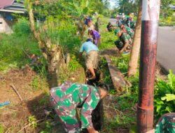 Peduli Lingkungan Bersih, Personil Koramil Maiwa Bersama Warga Kelurahan Bangkala Bersihkan Selokan Air