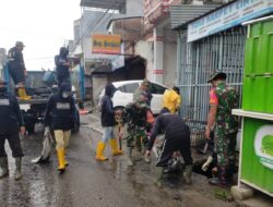 Cegah Banjir dan DBD, Koramil-04/Paleteang Kodim 1404/Pinrang Bersihkan Saluran Air