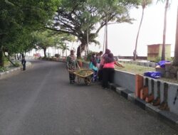 Peduli Lingkungan, Babinsa Koramil 1405-03/Bacukiki Bersama Warga Kerja Bakti Bersihkan Sampah Dan Rumput Liar
