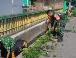 Cegah Banjir, Koramil-07/Lembang Kodim 1404/Pinrang Bersihkan saluran air Bersama Warga