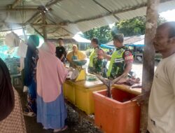 Babinsa jalin komunikasi Sosial dengan pedagang ikan