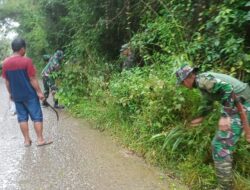 Anggota Koramil 1419-04/Alla Gotong Royong Bersihkan Selokan