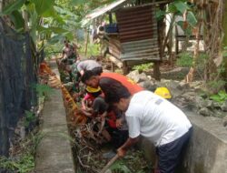 Danramil-01/Suppa Kodim 1404/Pinrang Pimpin Kerja Bakti Bersama Warga Membersihkan Saluran Air