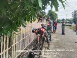 Peduli Kebersihan Lingkungan, Anggota Koramil-08 Kodim 1404/Pinrang Bersihkan Saluran Air Bersama Warga