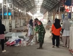 Personel Babinsa Koramil 1419-02/Enrekang Gelar Karya Bhakti di Pasar Sentral