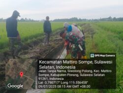 Babinsa Koramil-02 Kodim 1404/Pinrang Kerja Bakti Bersama Warga Bersihkan Saluran Irigasi