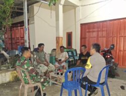 Pererat Sinergitas, Babinsa Dan Bhabinkamtibmas Patroli Malam Lanjut Komsos Dengan Warga