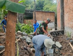 Cegah Pencemaran Limbah Rumah Tangga, Babinsa Pantau Pembangunan Drainase di Desa Landah
