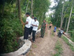 Agar Sesuai Prosedur, Babinsa Kawal Pengukuran Proyek Pentalutan dari Dana Desa