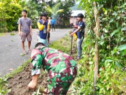 Babinsa Koramil 02/Enrekang Bersama Warga Karya Bakti Bersihkan Selokan