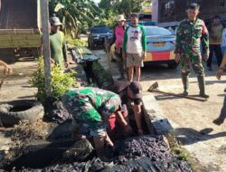 Koramil-06 Kodim 1404/Pinrang Ajak Warga Kerja Bakti Bersihkan Saluran Air