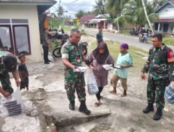 Anggota Koramil 07/Pauh Kambar Bagikan Nasi Kotak di Nagari kampung Galapung Ulakan Tapakis