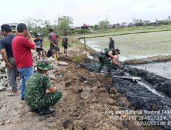 Personil Koramil-04 Kodim 1404/Pinrang Kerja Bakti Bersama Warga Bersihkan Saluran Air