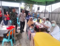 Wujudkan Balita Sehat, Babinsa Koramil 1405-01/Ujung Dampingi Pelaksanaan Posyandu Di Desa Binaan