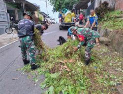Tunjukkan Semangat gotong royong, Babinsa Jajaran Koramil 0907/02 Tarteng Dan Warga Bersihkan Lingkungan