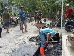 Anggota Koramil /02 Enrekang Karya Bakti Bersihkan Selokan