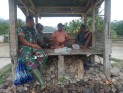 Babinsa Koramil 11/Kluet Tengah  Diskusi Ketahanan Pangan Bersama Petani di Pondok Sawah