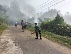 Personil Koramil Alla Bersama Warga Karya Bhakti Bersihkan Kiri Kanan Jalan