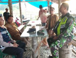 Semangat dan Kompak Babinsa Dan Bhabinkabibmas komsos Bersama Warga Di Desa Binaan