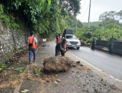 Koramil 01/Tapaktuan Bersama Instansi Terkait Bergerak Cepat Atasi Longsoran Batu di Jalan Pegunungan