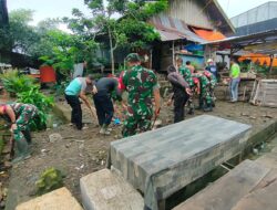 Karya Bhakti Pembersihan Pasar Maroangin oleh Anggota Koramil 01/Maiwa Bersama Masyarakat