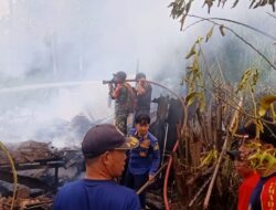 Gerak Cepat, Babinsa Koramil 1022-02/Kusan Hilir Bantu Padamkan Kebakaran di Desa Manurung