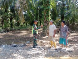 Babinsa melaksanakan giat komsos bersama masyarakat di wilayah desa binaan