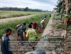 Peduli Kebersihan Lingkungan, Anggota Koramil-08 Kodim 1404/Pinrang Bersihkan Saluran Air Bersama Warga