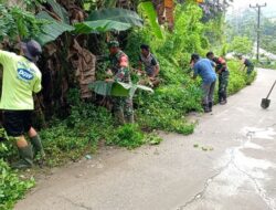 Anggota Koramil Baraka Bersihkan Drainase di Desa Langda