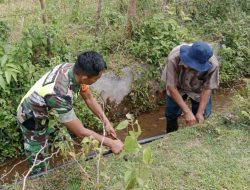 Babinsa Koramil 16/Tangse Bersama Warga Gotong Royong Pasang Pipa Air Bersih untuk Meunasah