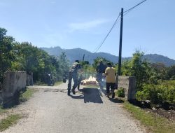 Potret Babinsa Bantu Dorong Becak Warga Yang Tak Kuat Menanjak di Jembatan, Tunjukkan Kepedulian TNI Pada Rakyat
