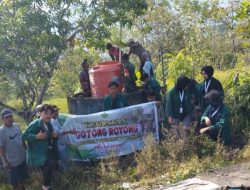 Babinsa Bersama Masyarakat Dan Mahasiswa Melaksanakan Karya Bakti Pembersihan Tandon Air Dan Bahu Jalan