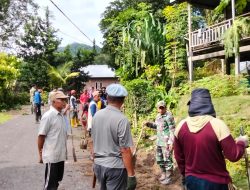 Wujudkan Hidup Sehat, Personil Koramil 02/Enrekang Bersama Warga Bersihkan Selokan
