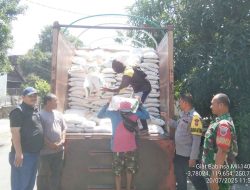 Babinsa Dan Bhabinkamtibmas Kawal Penyaluran Bantuan Beras di Kabupaten Pinrang