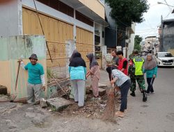 Bersihkan Parit Dan Jalan, Babinsa Koramil 1405-02/Soreang Kerja Bakti Bersama Masyarakat Dan Mahasiswa