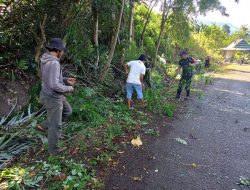 Babinsa Desa Bone-Bone Dan Warga Bersihkan Drainase