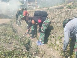 Wujudkan Hidup Sehat, Babinsa Koramil 04/Alla Bersama Warga Bersihkan Selokan