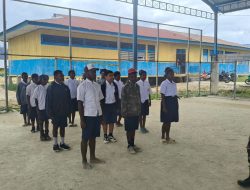 Babinsa Koramil 1703-02/Tigi Beri Materi PBB Kepada Siswa-siswi SMP Negeri 1 Negeri Tigi