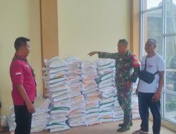 Babinsa Kawal Pendistribusian Beras Bantuan Pangan Untuk Masyarakat