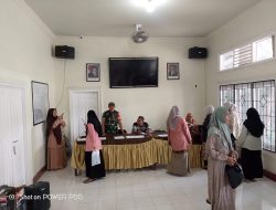 Babinsa Kawal Pembagian Seragam dan Insentif Kader Posyandu di Desa Darmaji