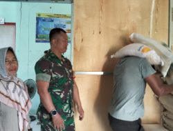 Pastikan Bantuan Tepat Sasaran, Babinsa Koramil 1405-06/Soppeng Riaja Dampingi Pembagian Beras