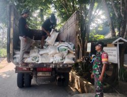 Babinsa Koramil Jajaran Kodim 1022/Tanah Bumbu Laksanakan Pendampingan Penyaluran Bantuan Beras
