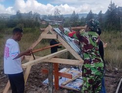 Babinsa Koramil 1703-02/Tigi Bantu Warganya Bangun Rumah Makam